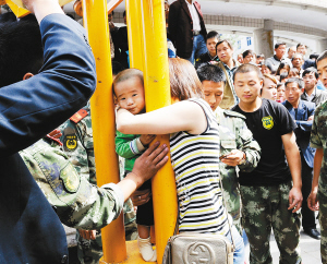 洛南众人协力撬开灯杆 2岁宝宝成功获救