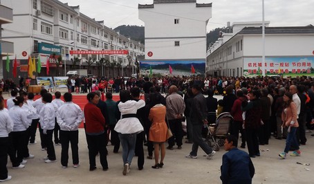 山阳高坝街村民载歌载舞迎国庆