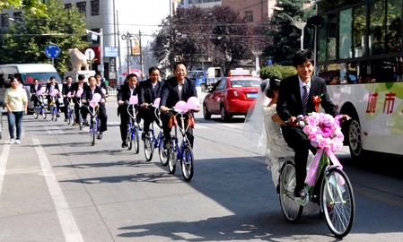 柞水小伙单车迎娶新娘