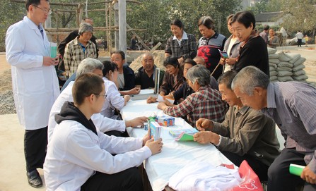 商南过风楼镇为老人开展“献爱心、送温暖”活动