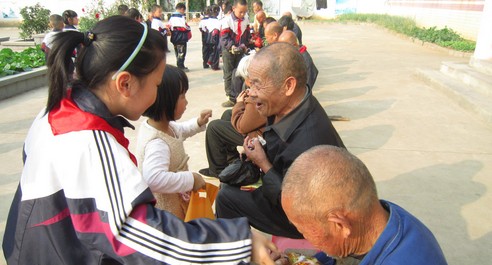 商南试马镇中心小学为敬老院开展送温暖活动