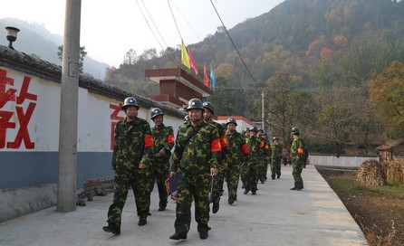 丹凤月日镇组建“红袖章”巡逻小分队