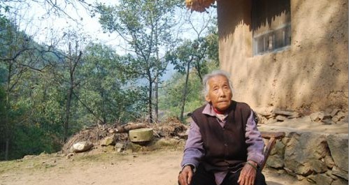 丹凤资峪镇107岁寿星芦兰娃 五世同堂可自己熬米汤
