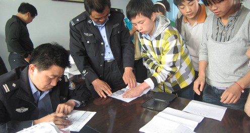 洛南景村派出所民警为民上门服务