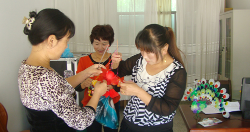 柞水县下梁镇组织妇女学习手工艺品制作