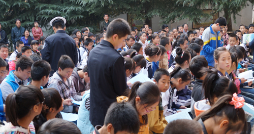 丹凤茶房中学举行交通安全暨法制报告教育活动