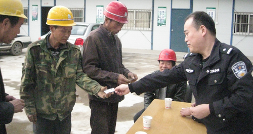 丹凤:商镇派出所向外来务工人员发放居住证