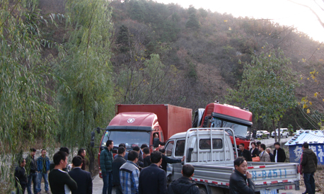 商柞路一农用车因占道行驶发生撞车事故