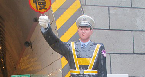 仿真“警察”秦岭隧道上岗执勤