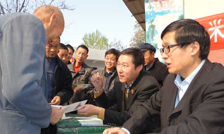 镇安县法院米粮法庭开展法制宣传活动