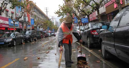 寒风冷雨中的清洁工