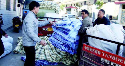 丹凤县民政部门救助贫困家庭