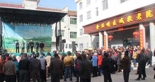 孤寡老人搬新家