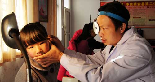 镇安红会医院为千余名学生进行体质健康检查