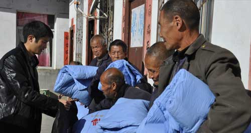 镇安县民政干部为全镇五保老人送棉衣