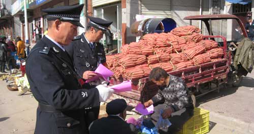 商镇发放宣传单提高群众对社会治安满意率和平安创建知晓率