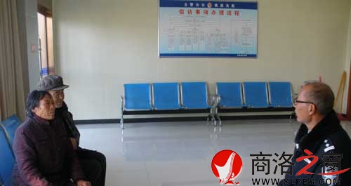 王闽青在信访接待室接待信访群众