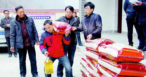 市林业局为柞水特困户送去大米和食用油