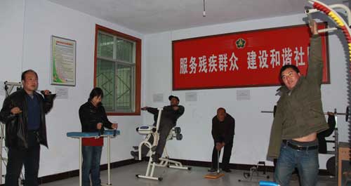 洛南县城关镇东街社区组织残疾人康复训练
