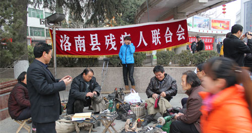 洛南场开展“弘扬雷锋精神 增辉美丽洛南”活动