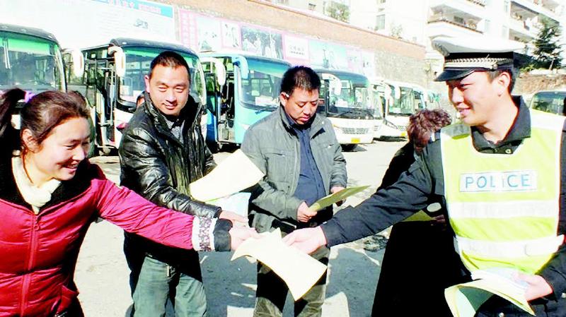镇安县交管大队民警向客运驾乘人员发放宣传资料