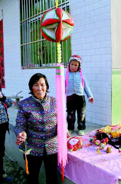 传承花鼓戏的农村大妈