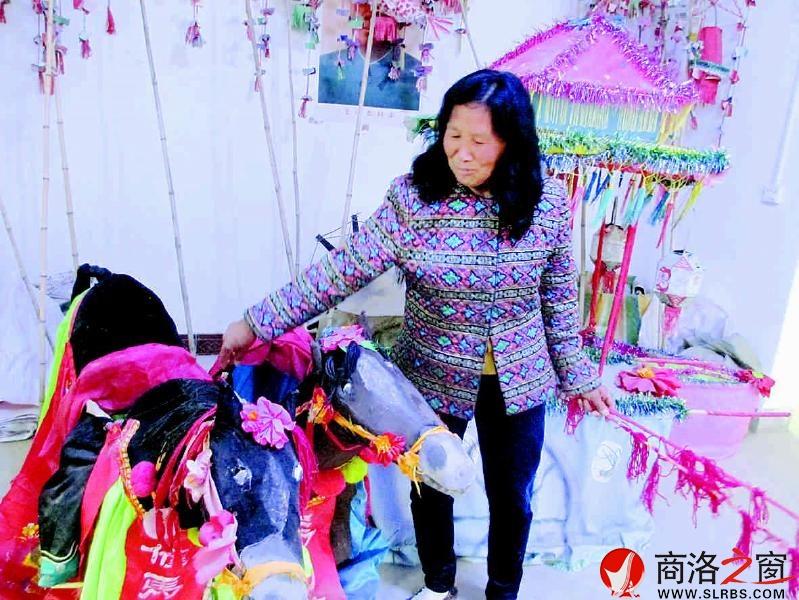 花鼓戏演出的各种器乐一应俱全，大都是自己用手做成。