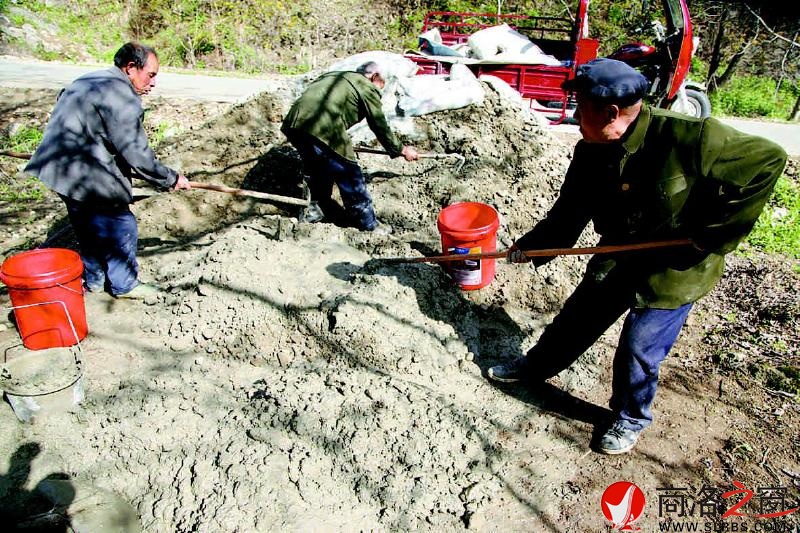 4月17日，村里13个人给住在小河沟对面的程章银修一座简易小桥。