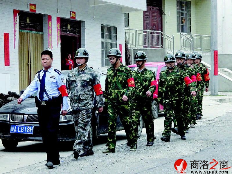 江磊带领治安联防队巡逻