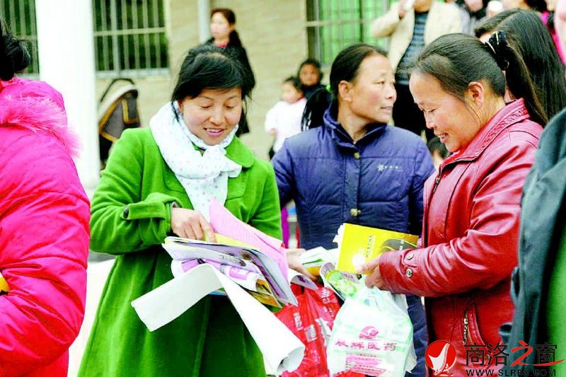 向群众发放科技知识材料