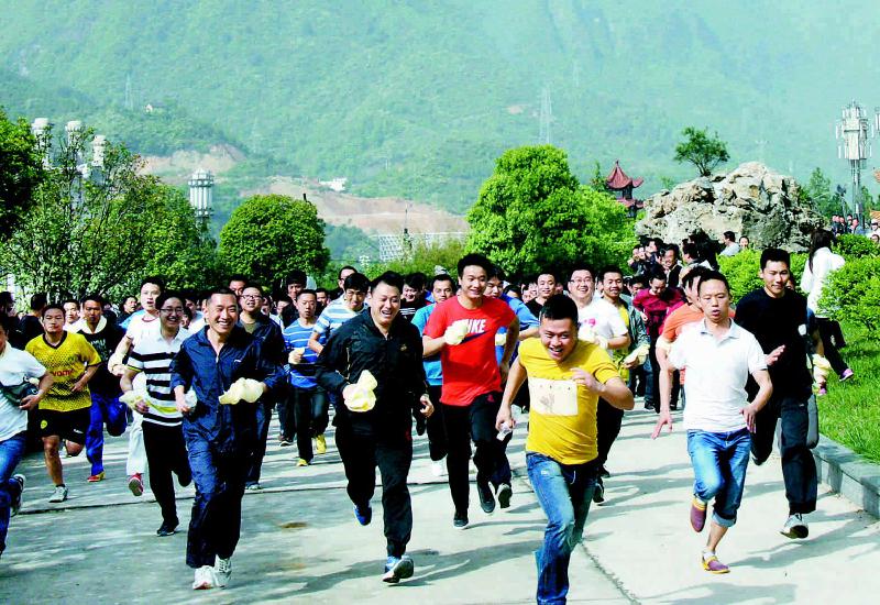 镇安总工会第三届干部职工穿越绣屏登山比赛