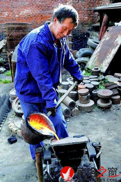 向砂模内灌铁水