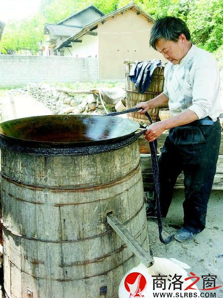 肖胜有土法酿制包谷酒