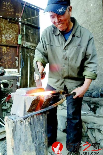 贺增良在铁砧上对铁具进行最后的打磨
