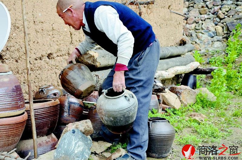 制陶艺人古玉民整理陶器