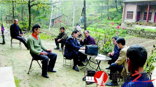 朱建志深入洛南县为一起侵犯农民工职业病健康权益的违法案件进行调查取证。