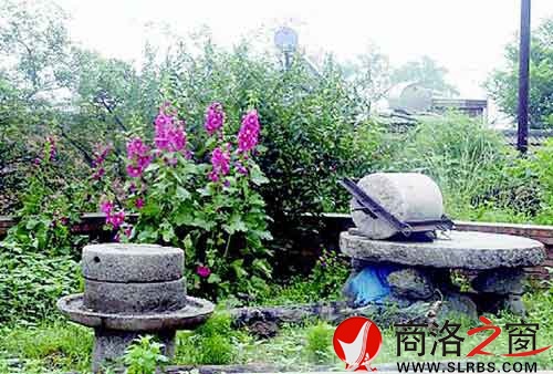 散落于乡间的废弃石磨成为那个时代的永恒记忆
