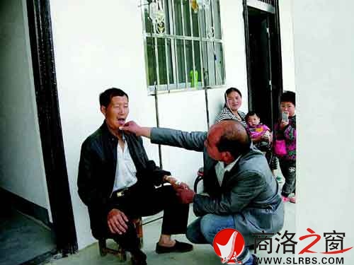 蔡长庆给村民看病