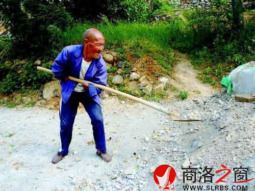 任家贵在工地铲沙