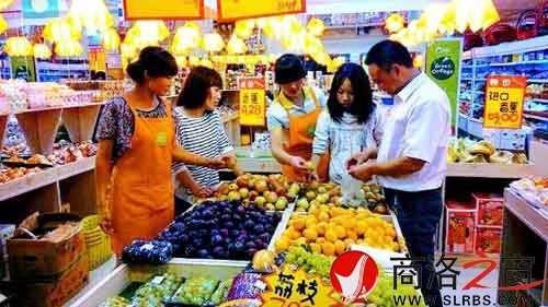 环境优美的水果专卖店里，店员耐心地帮着顾客挑选水果。
