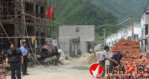 正在建设的狮子沟移民小区