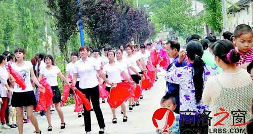 村民自发组建表演队庆祝中国共产党成立93周年
