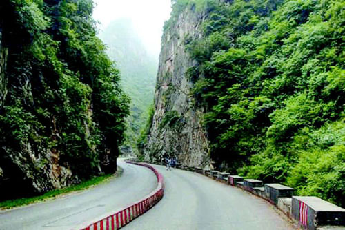 在商于古道旁，已建起连接全国的高速公路。