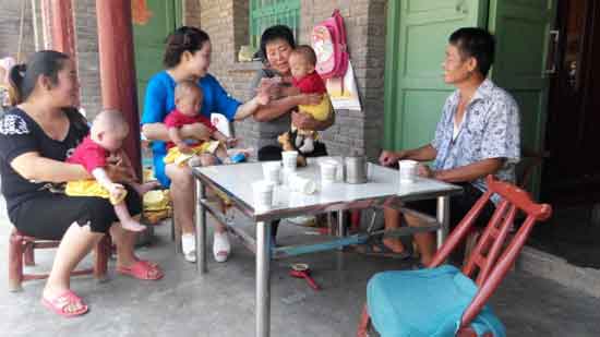 一胎产三男婴 农民家庭愁养后续