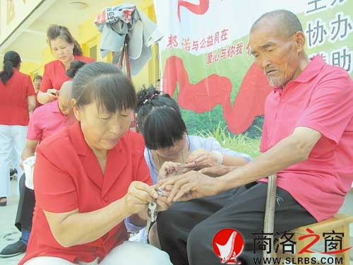爱心志愿者给老人剪指甲