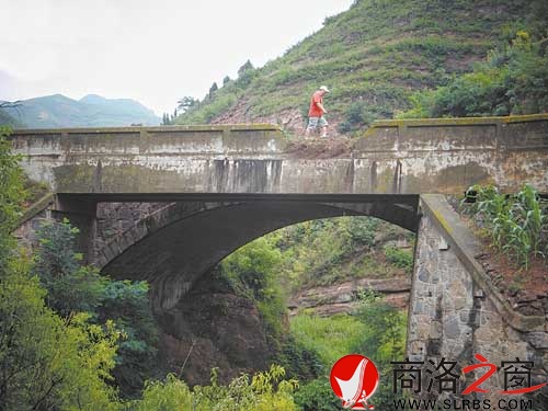 民国时期在商于古道上修建的塔沟桥，除去战争中留下的一个豁口，坚固如初，仍在使用。