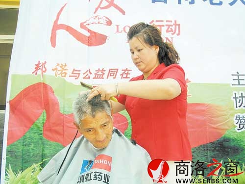 爱心志愿者为老人理发