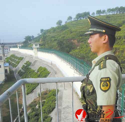 马心保顶着烈日站岗执勤