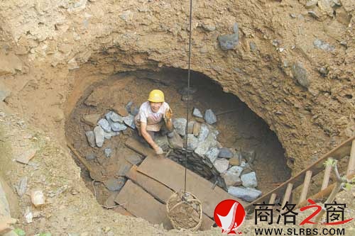 代学平的老父亲正在打井