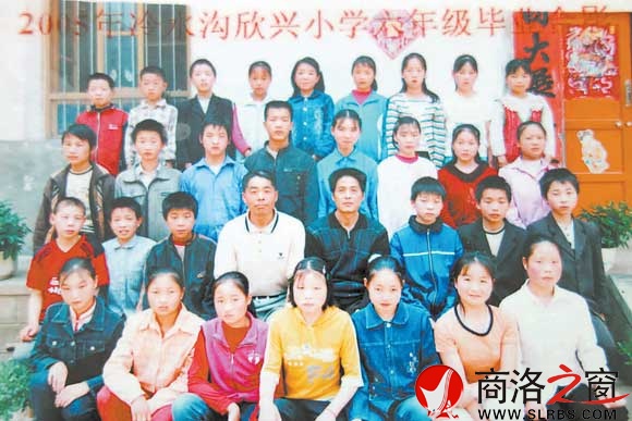 2005年，王曾智在自己办的学校里和六年级毕业生的合影。